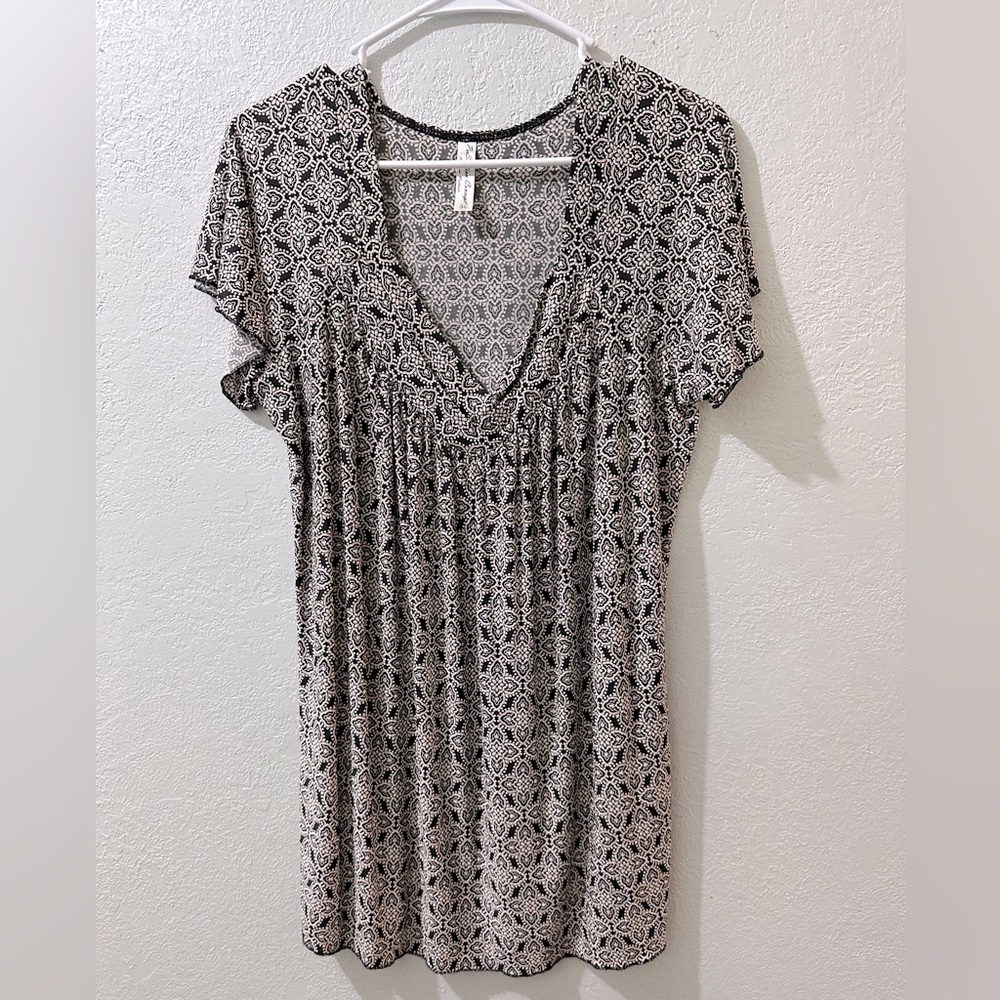 Women’s Black/WhiteTan V Neck
